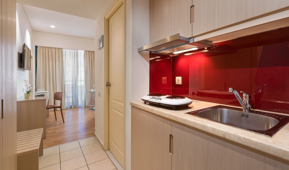City Studio, 2 Twin Beds, City View - Photo 10