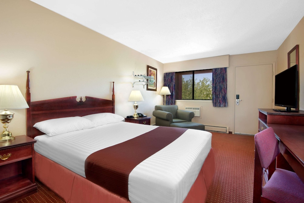 Standard Room, 1 Queen Bed, Smoking, Refrigerator photo 1