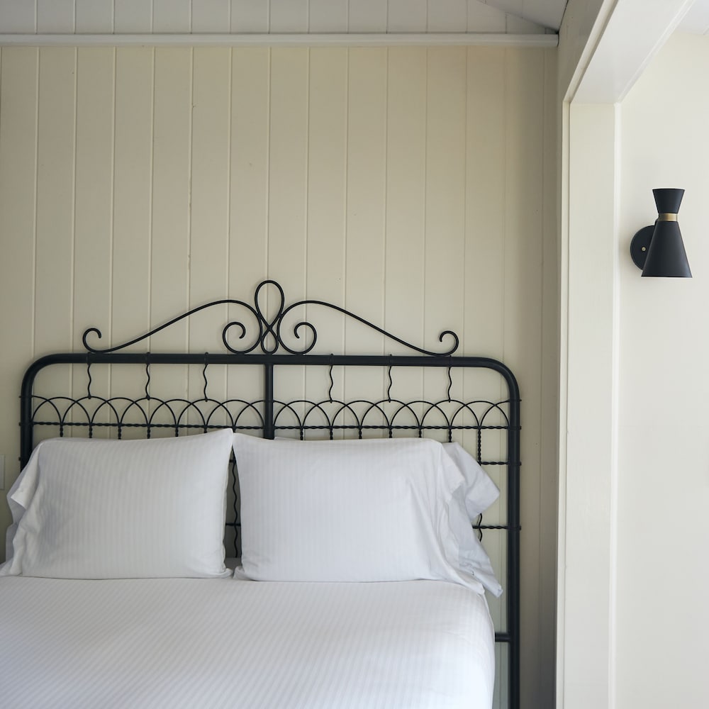 Standard Room, 1 Queen Bed