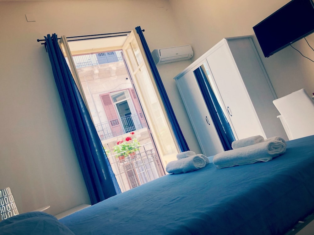 Double Room, Balcony (private external bathroom) photo 3