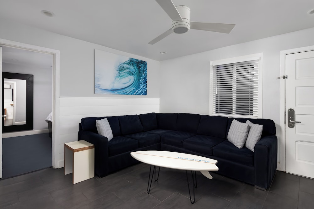 Large 1 Bedroom Queen Suite with Kitchen