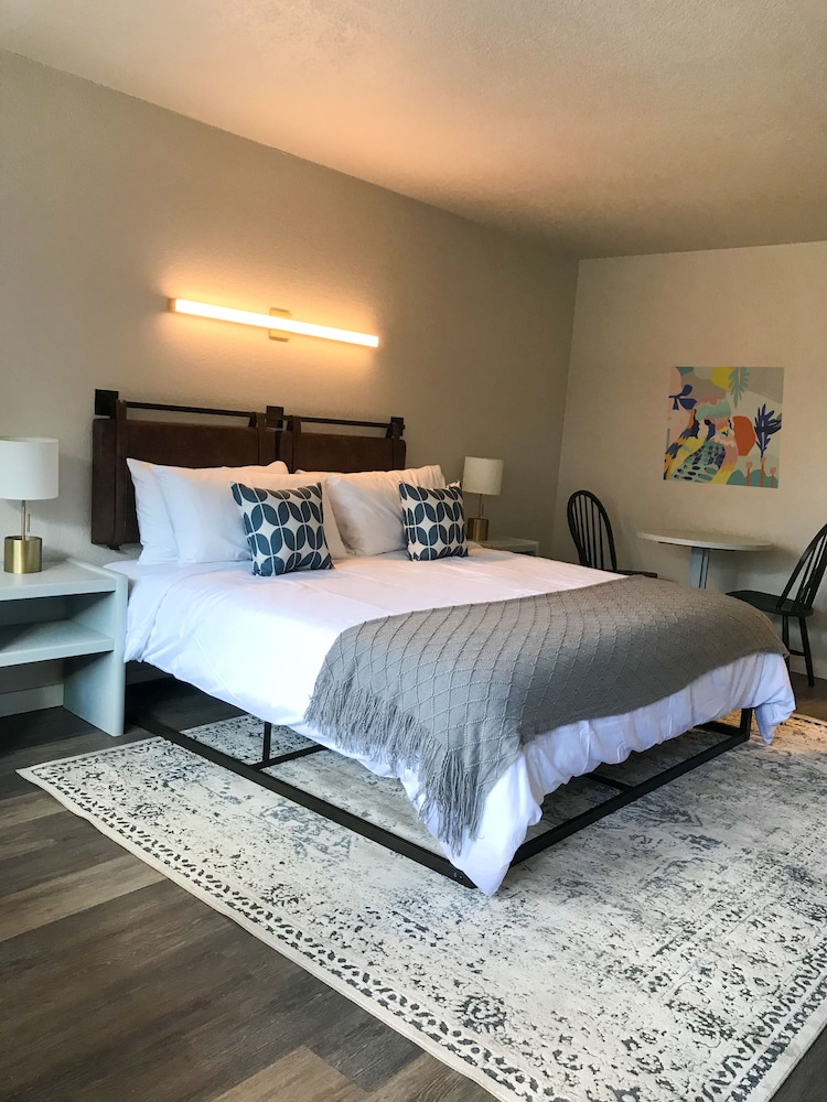 Premium Room, 1 King Bed photo 3