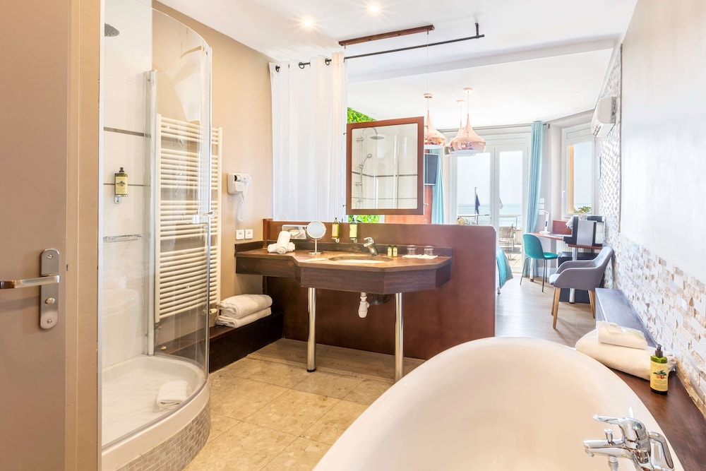 Junior Suite, 1 Queen Bed, Terrace, Sea View photo 2