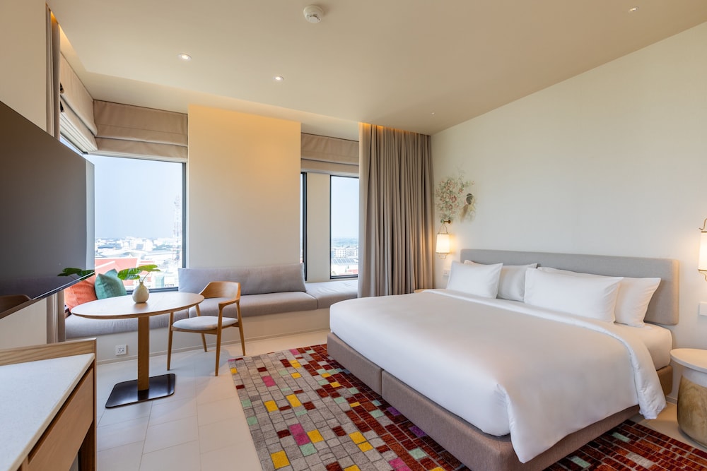 Deluxe Room, 1 King Bed (Premium) - Photo 2