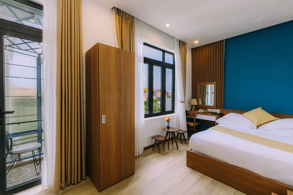 Deluxe Double Room, 1 King Bed, Balcony photo 3