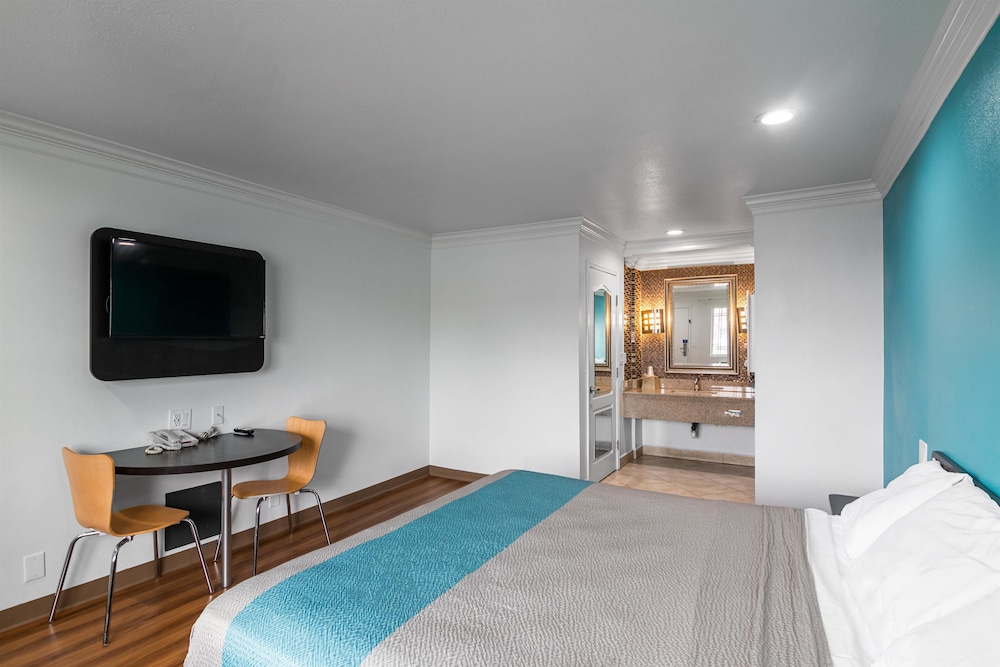 Standard Room, 1 King Bed, Non Smoking - Photo 5