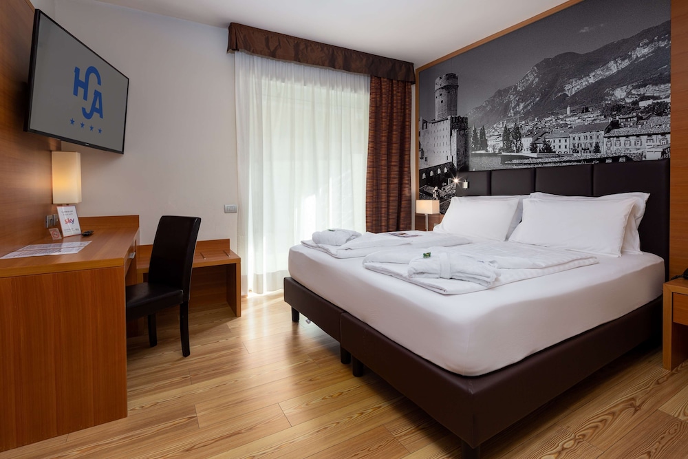 Suite, 1 King Bed with Sofa bed (Spa access) - Photo 3