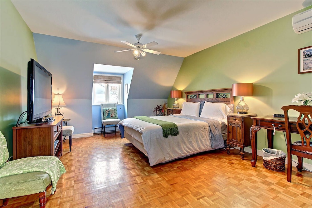 Deluxe Room, 1 Queen Bed, Private Bathroom, River View (Calla) photo 1