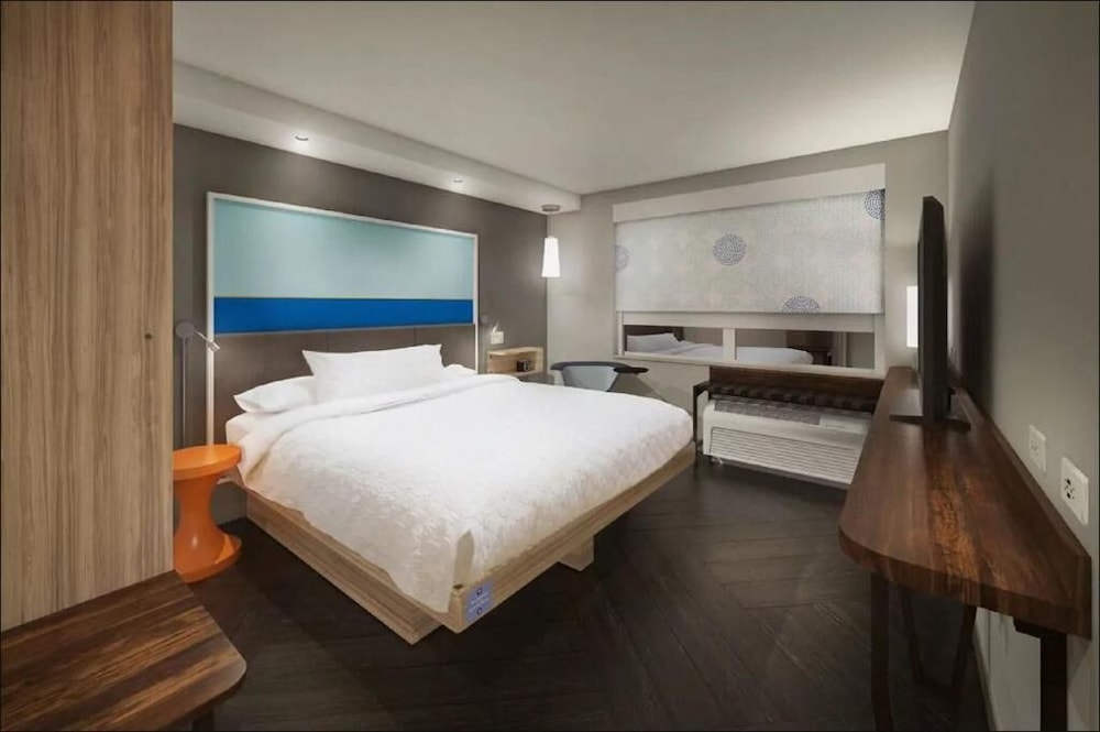Room, 1 King Bed, Accessible, Bathtub - Photo 2