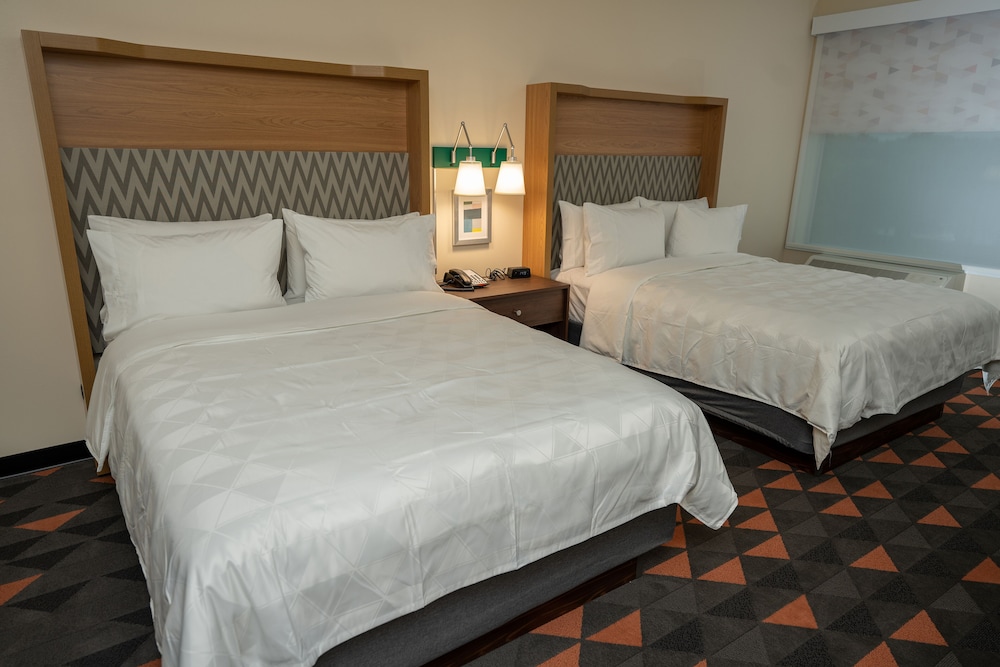 Standard Room, 2 Queen Beds - Photo 7