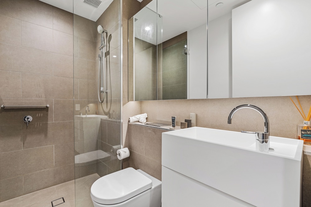 Two Bedroom, Two Bathroom Apartment - Sky High - Photo 2