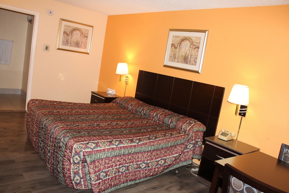 Basic Room, 1 Queen Bed, Accessible photo 2
