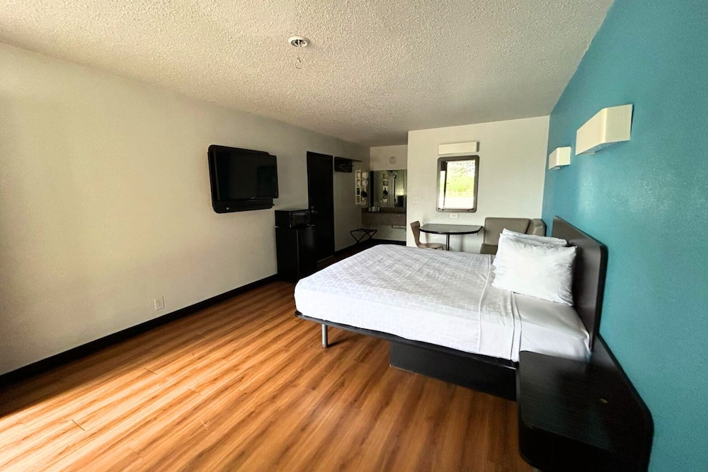 Room, 1 King Bed, Non Smoking photo 3