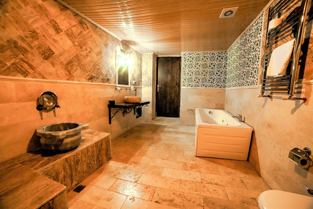 Premium Suite, Jetted Tub (Triple) - Photo 12