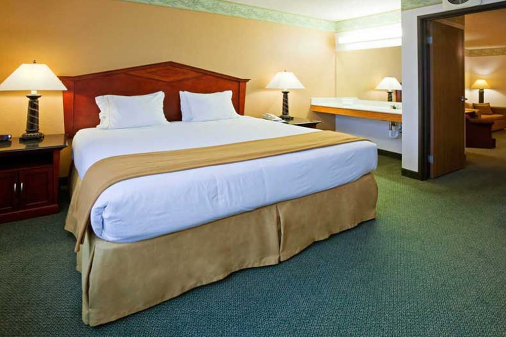 Suite, 1 King Bed, Non Smoking (Oversized) - Photo 3