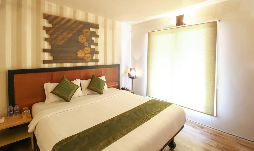 Standard Room, 1 King Bed, Non Smoking photo 2
