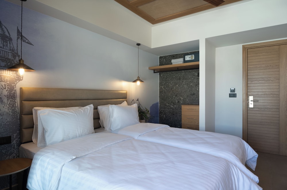 Deluxe Double or Twin Room, Patio, Partial Ocean View