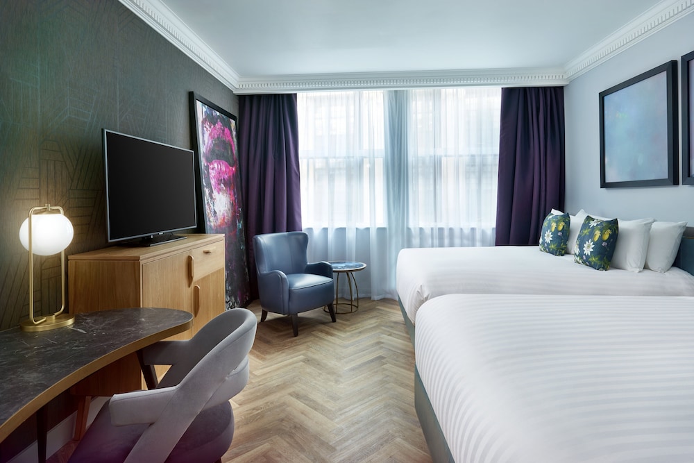 Designer Executive Room with 2 King Beds thumbnail 6