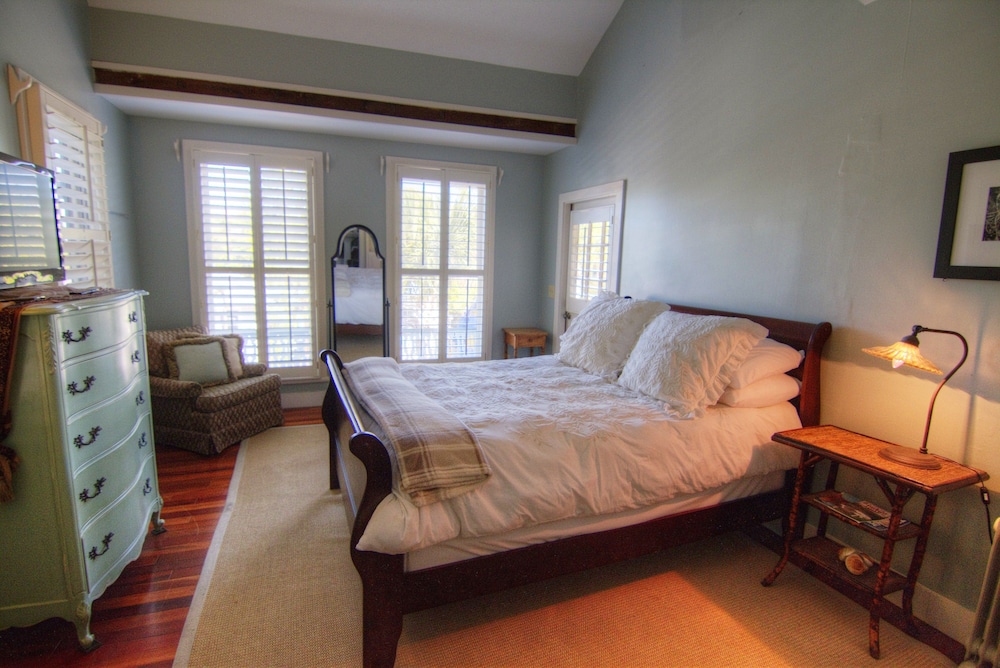 Honeymoon Single Room, 1 Queen Bed, City View photo 1
