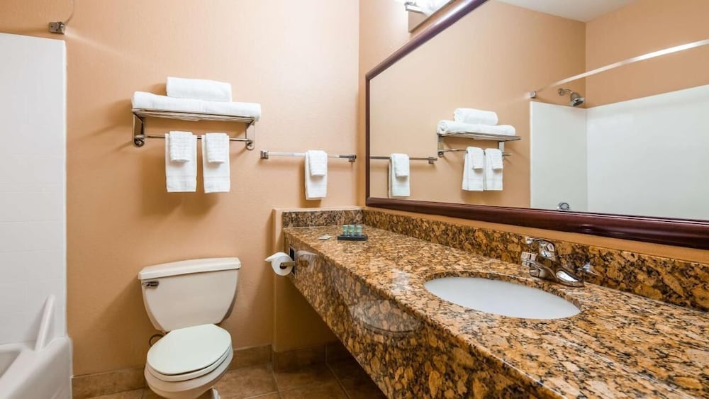 Basic Room, 2 Queen Beds - Photo 2