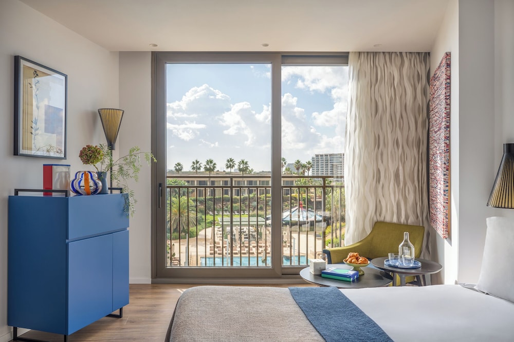 Deluxe Room, Pool View photo 1