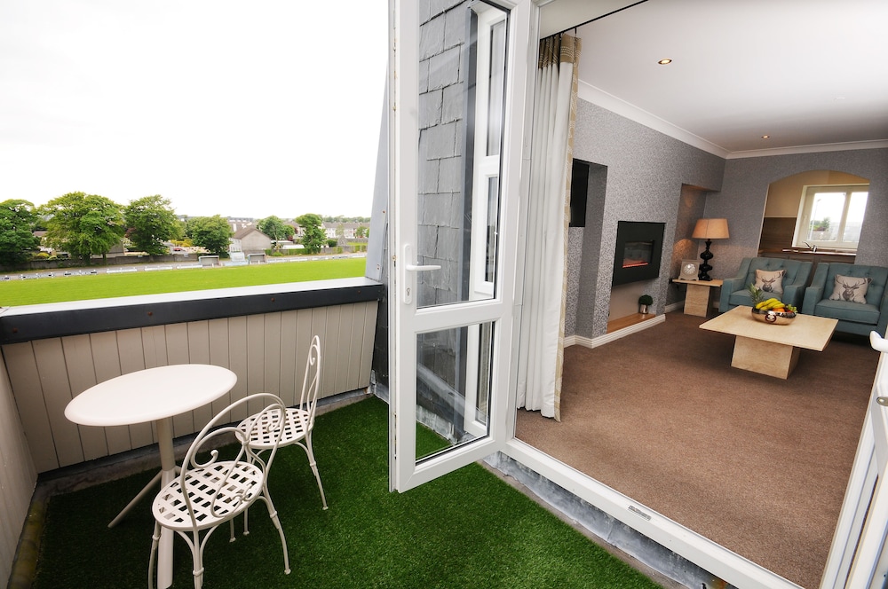 Executive Suite - Photo 6