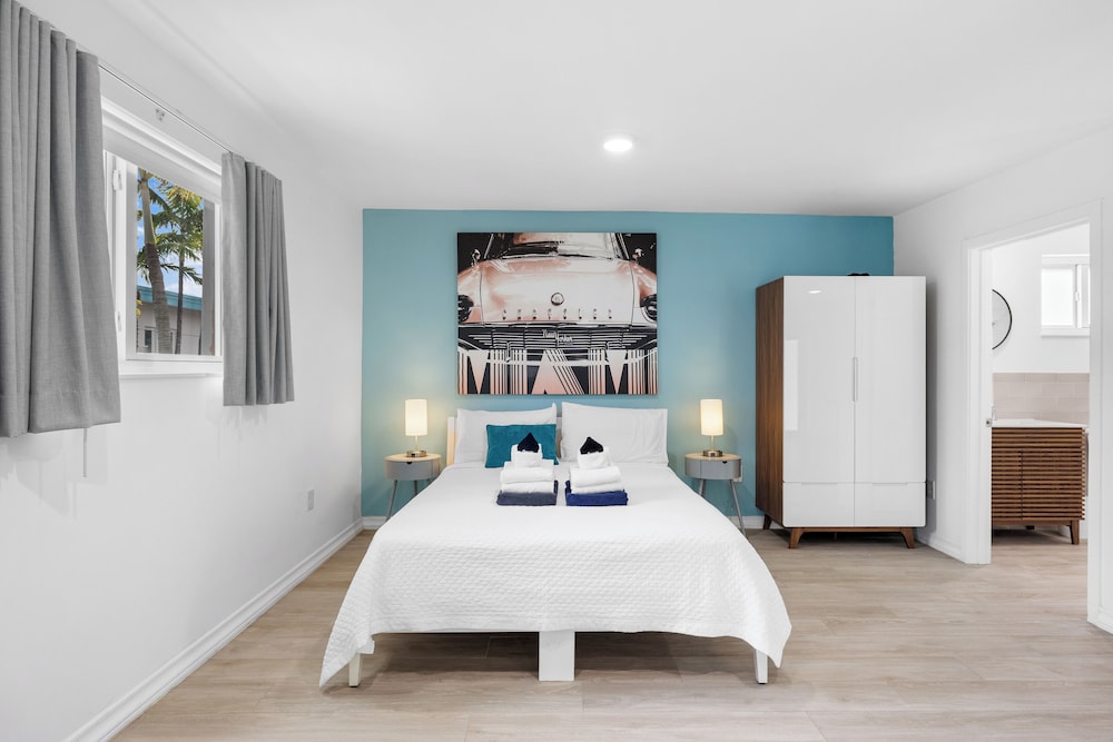 Exclusive Studio Suite, 1 Queen Bed, Balcony, Pool View photo 2