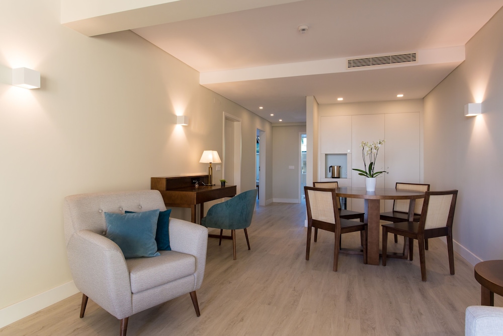 Premium Suite, 2 Bedrooms, Pool View (Balcony) - Photo 7