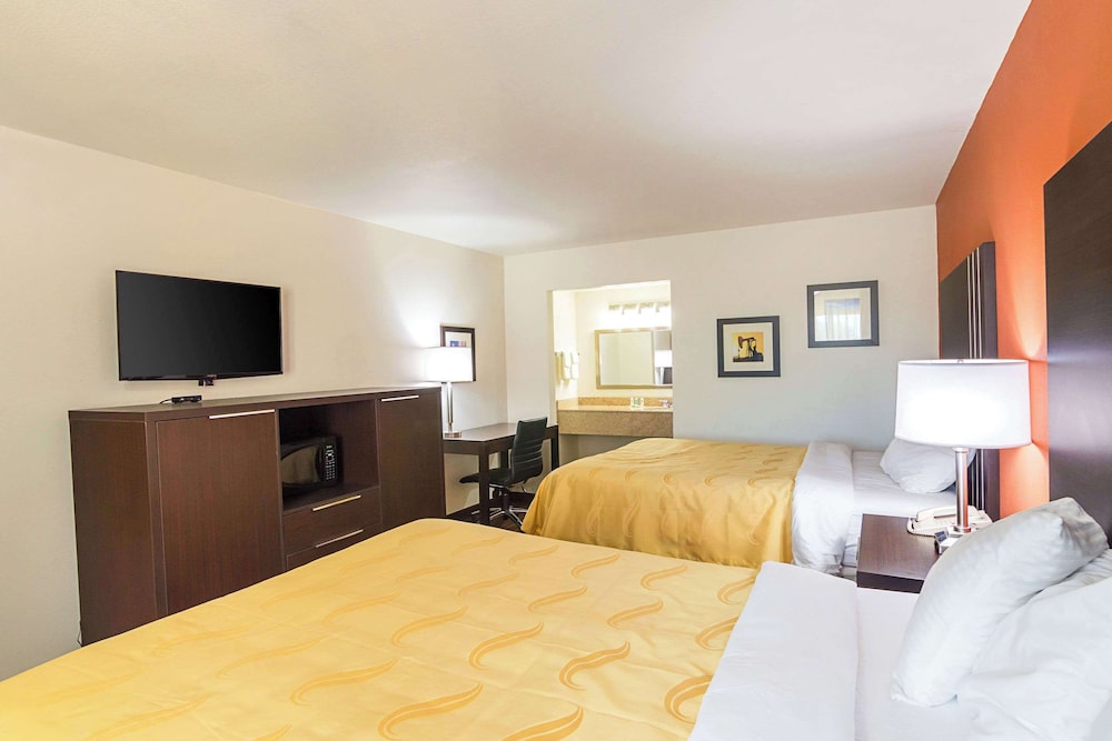 Room, 2 Queen Beds, Accessible, Non Smoking (Upgrade) - Photo 5