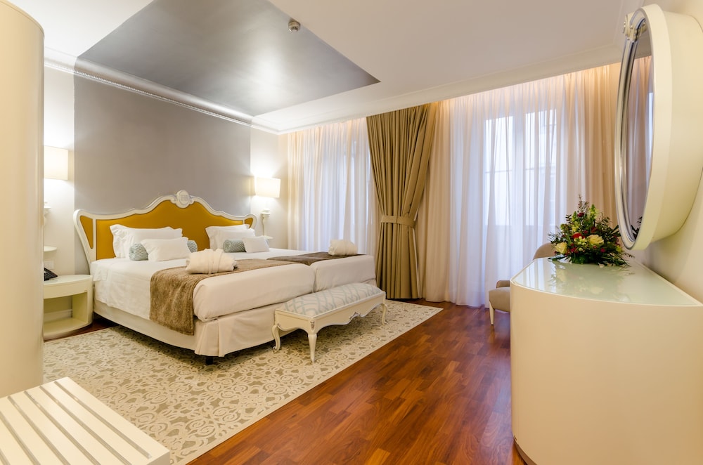 Superior Twin Room (Chiado Square View) thumbnail 5