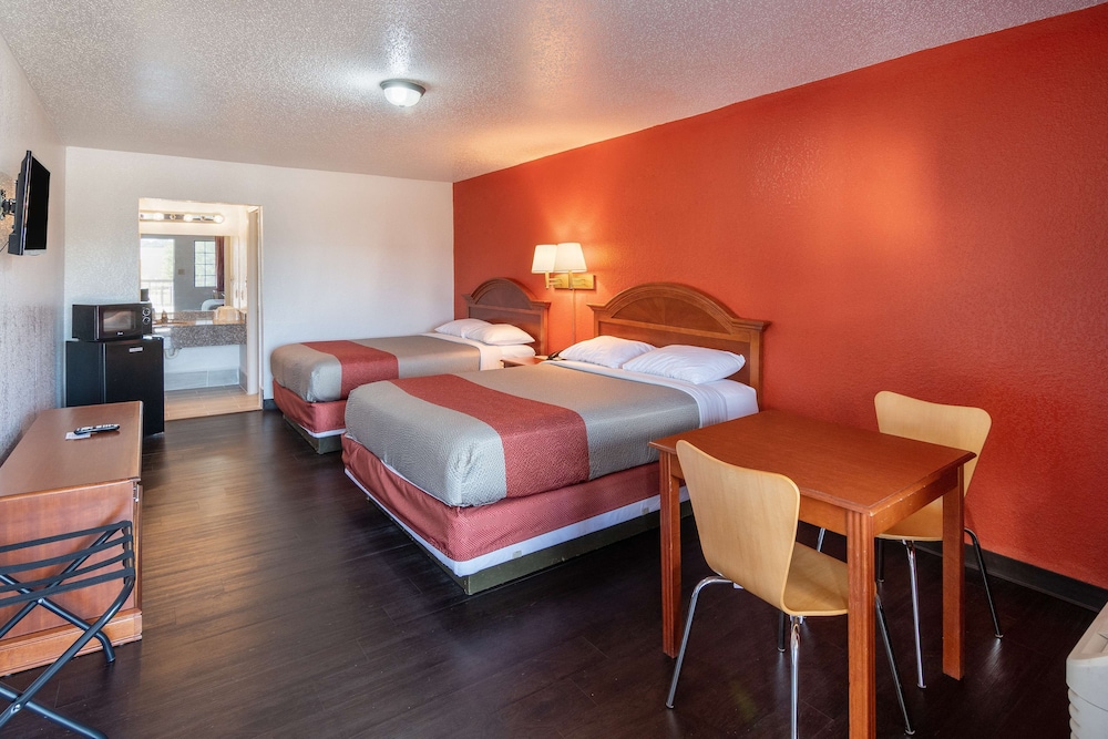 Deluxe Room, 2 Queen Beds, Smoking, Refrigerator & Microwave photo 2