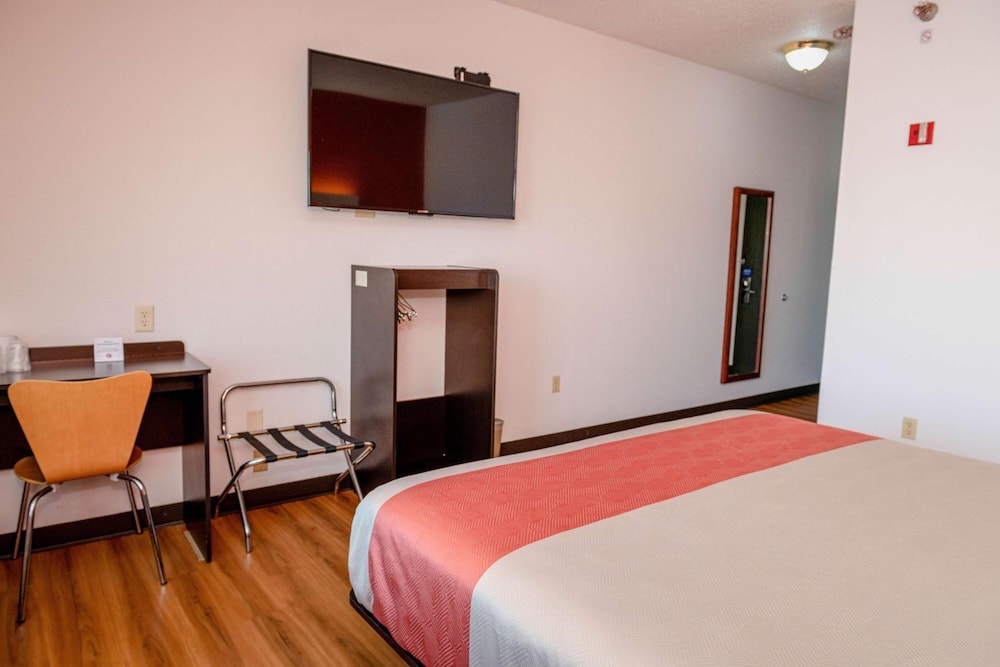 Standard Room, 1 King Bed, Accessible, Non Smoking photo 2