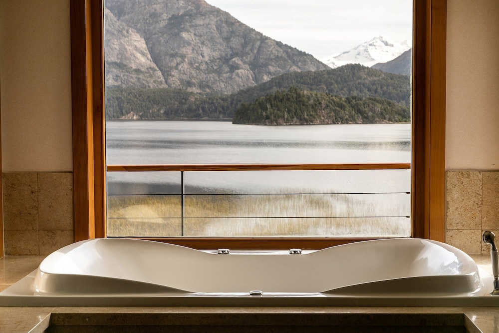 Deluxe Suite, 1 King Bed, Balcony, Lake View