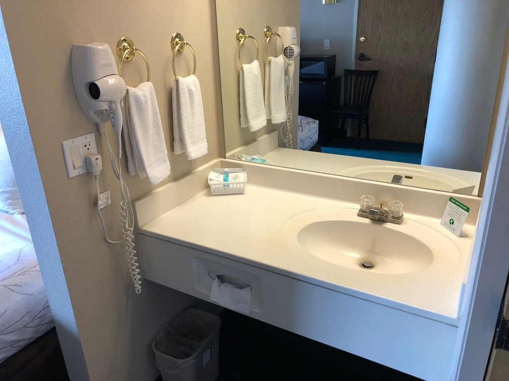 Deluxe Room, 2 Queen Beds, Refrigerator photo 2