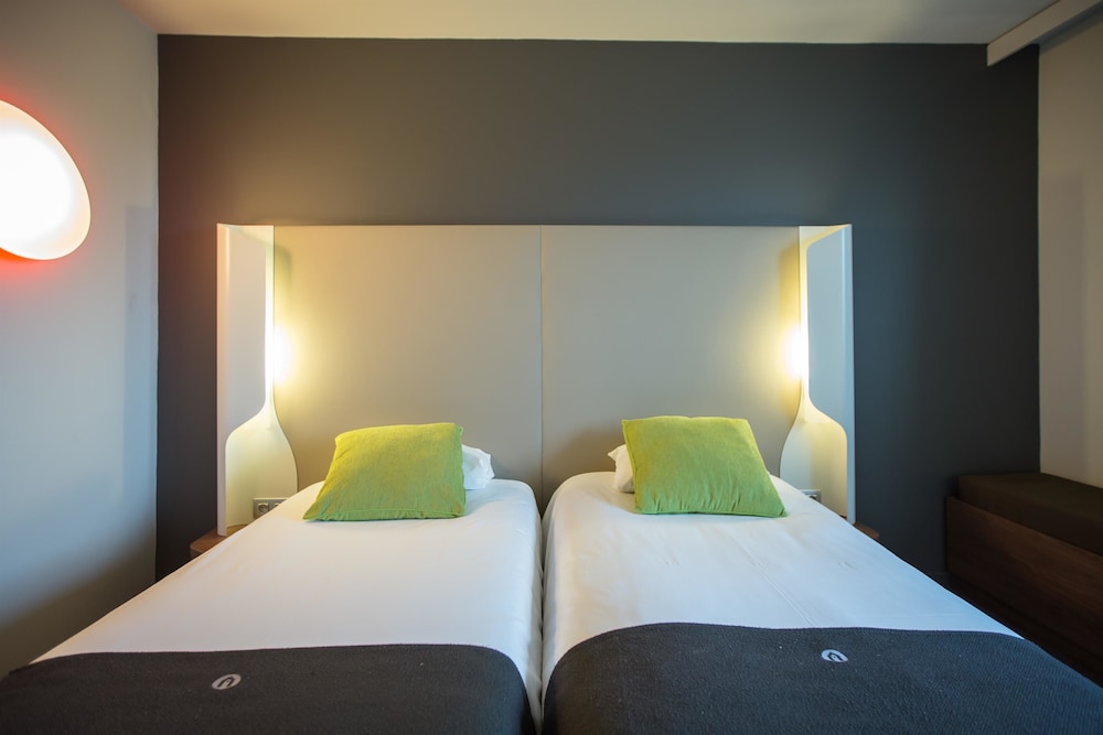 Standard Room, 2 Twin Beds - Photo 7