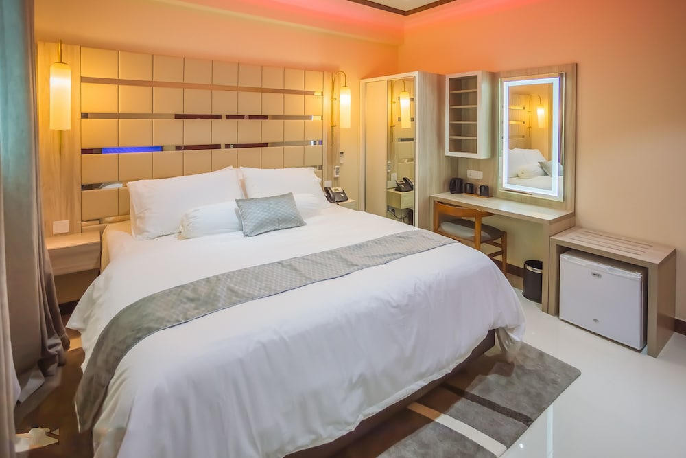 Deluxe Room - Photo 5
