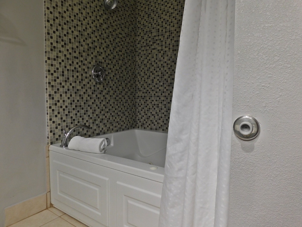 Standard Room, 1 King Bed, Jetted Tub, City View photo 3