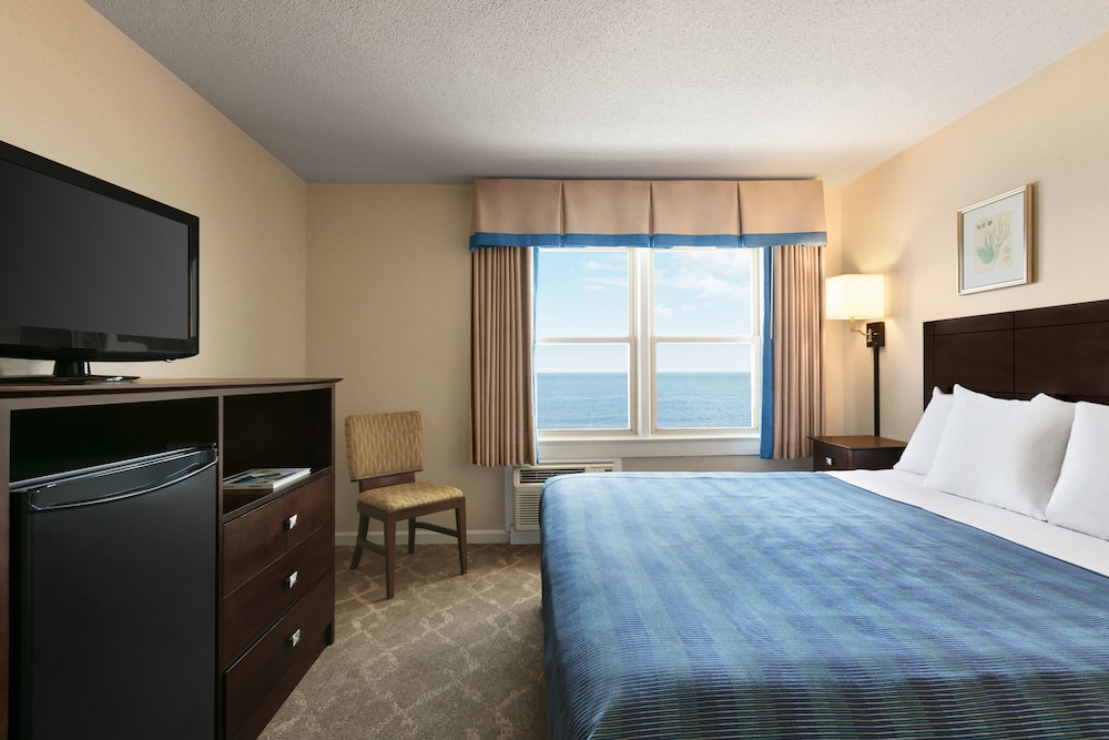 Room, 1 King Bed, Oceanfront (No Balcony) photo 1