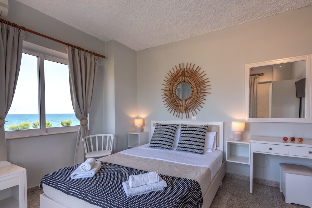 Standard Double Or Twin Room, Partial Sea View photo 2