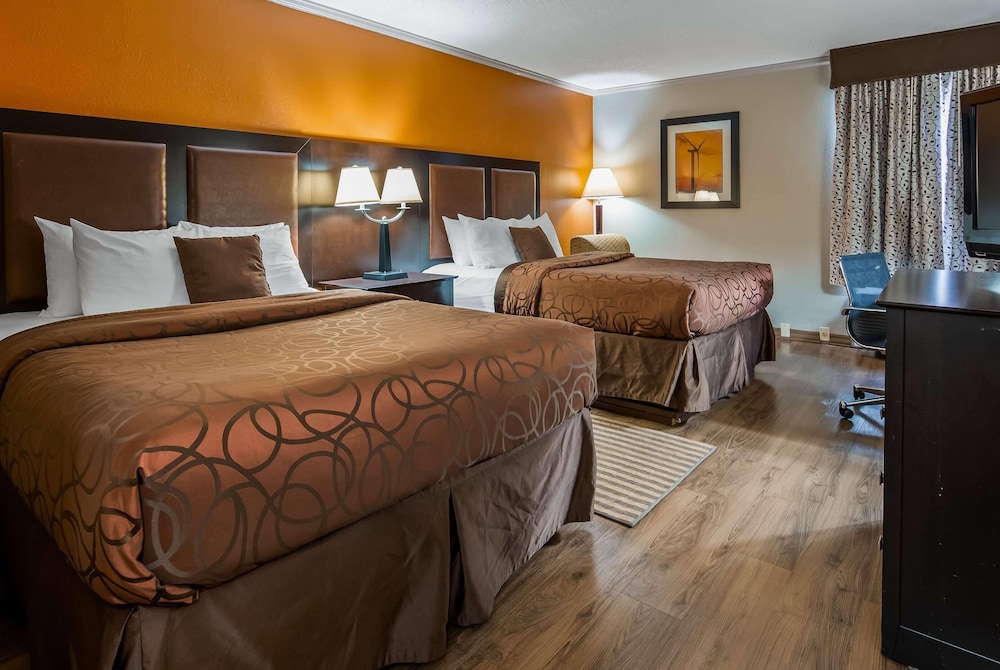 Room, 2 Queen Beds, Non Smoking (Pet-friendly) photo 1