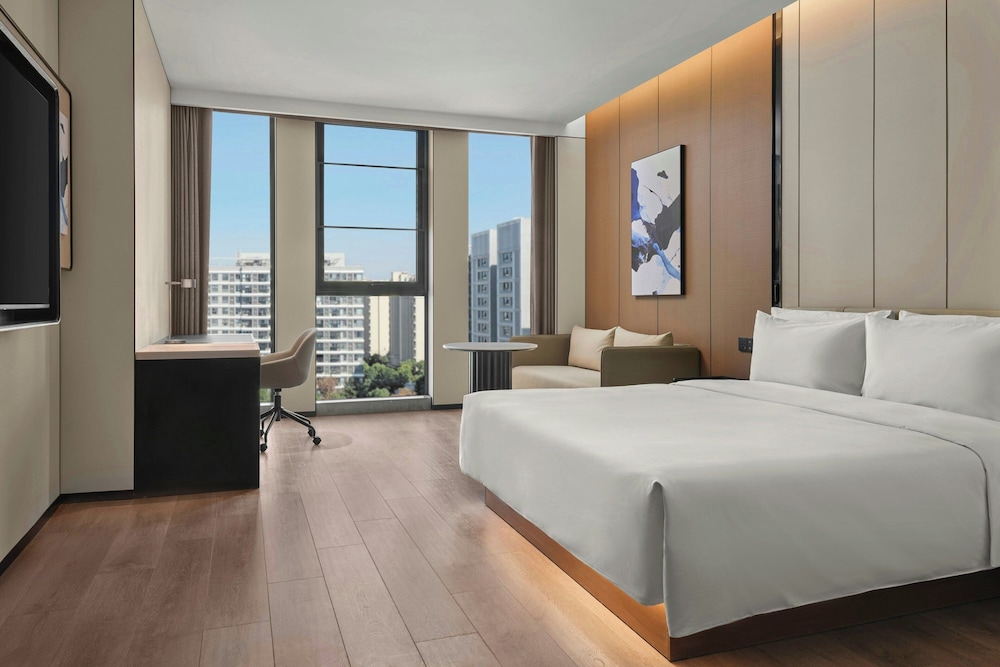 Business Room, 1 King Bed, City View