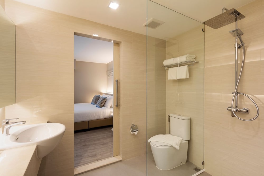 Deluxe Double Room, 1 King Bed, Pool View - Photo 11