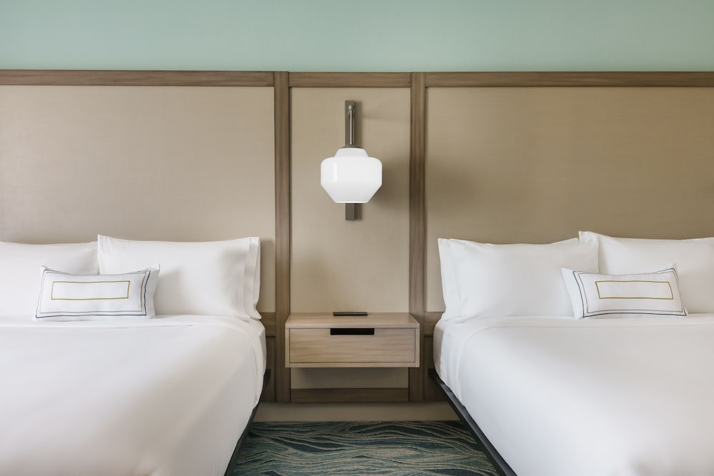 Room, 2 Queen Beds, Pool View (Mobility Accessible, Roll-In Shower)