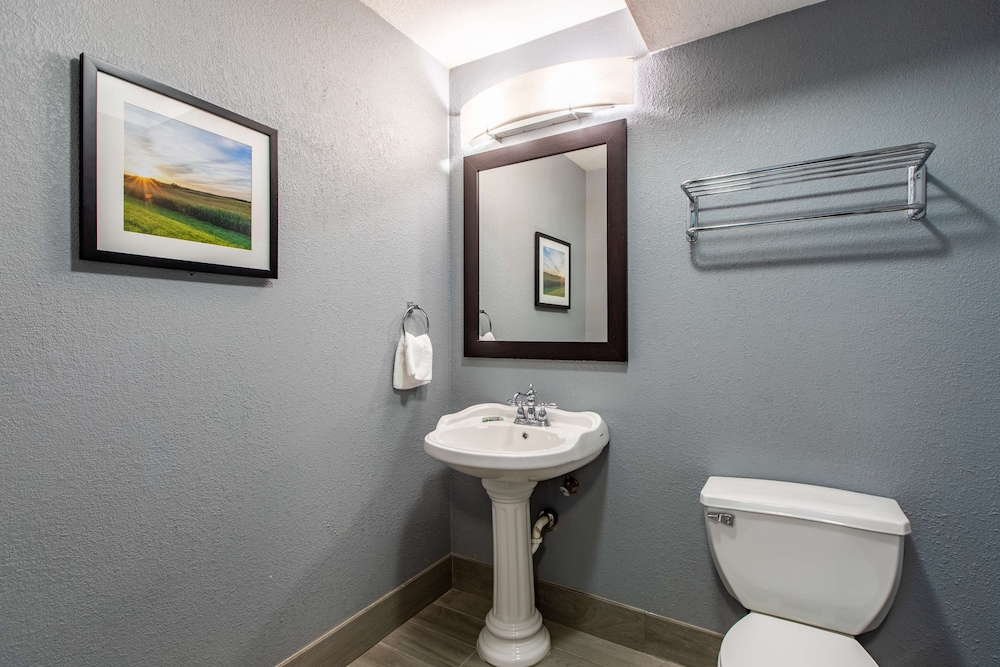 Executive Room, 2 Queen Beds, Refrigerator & Microwave, Poolside (with Single Sofabed) - Photo 4