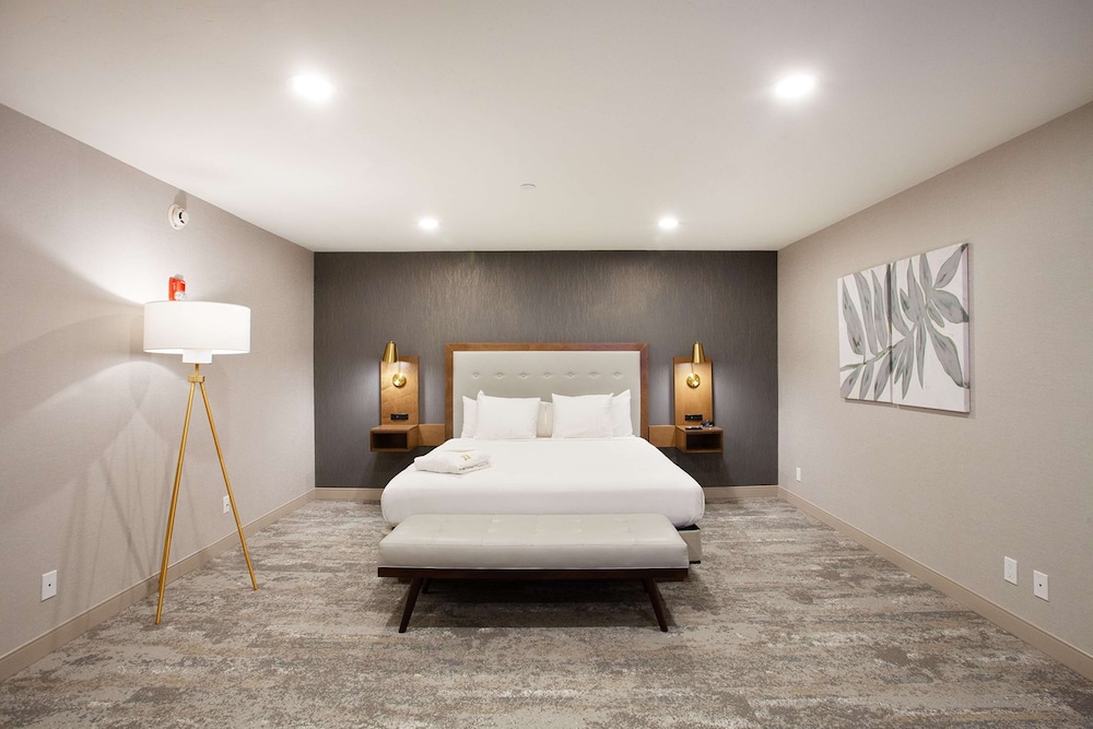 Suite, Multiple Beds, Non Smoking, Jetted Tub (Living Room;With Sofabed) - Photo 2