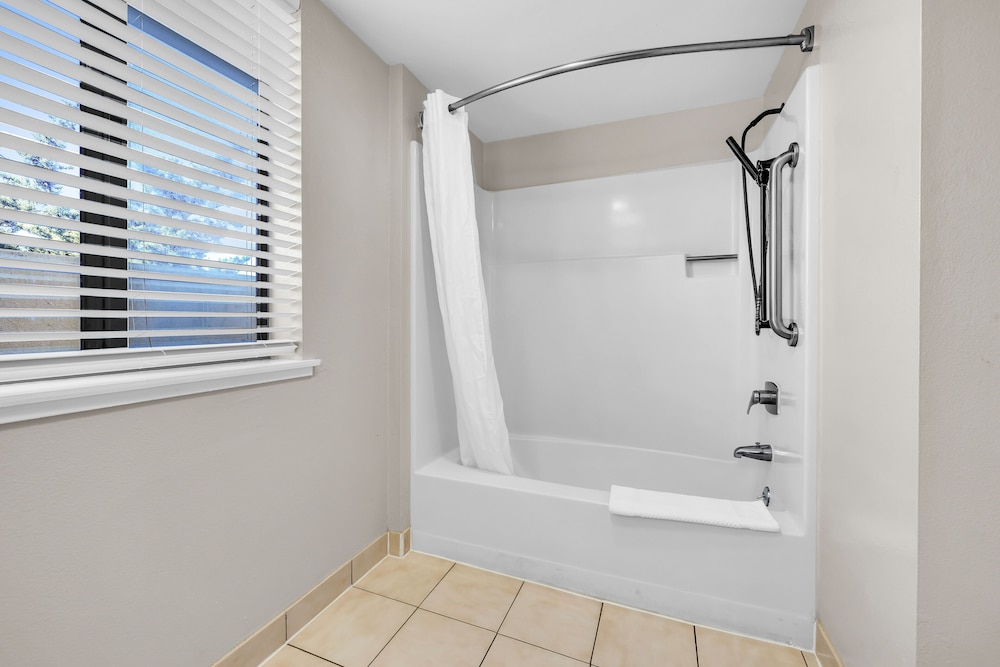 Standard Room, 1 King Bed, Accessible photo 3
