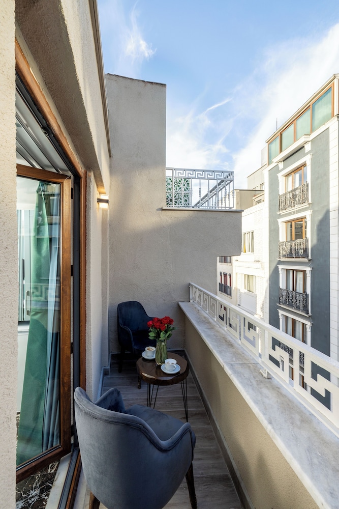 Deluxe Triple Room, City View photo 3