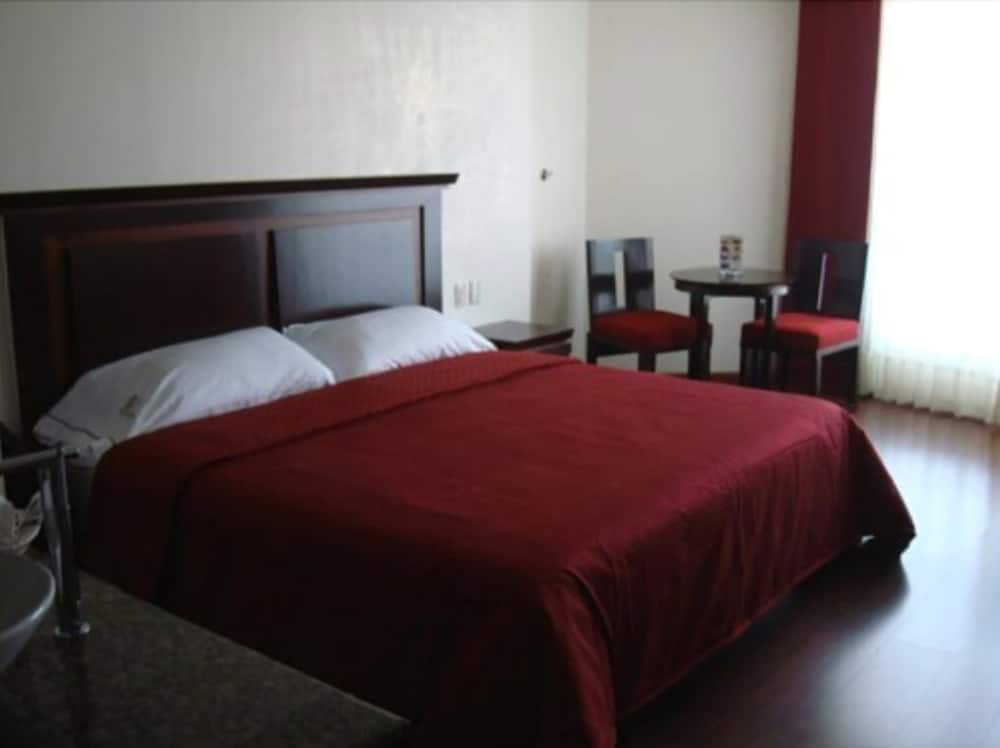 Traditional Room, 1 King Bed photo 3
