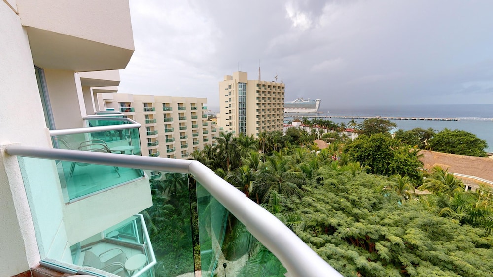 Deluxe Superior Ocean View - Photo 8