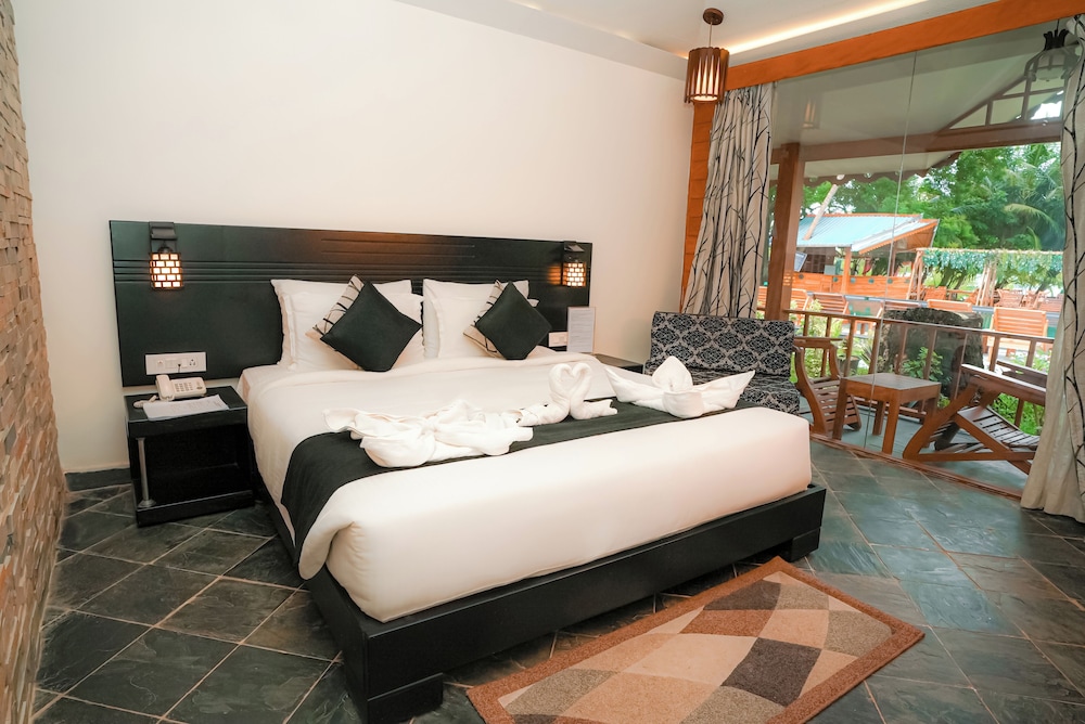 Suite, Balcony, Garden View photo 3